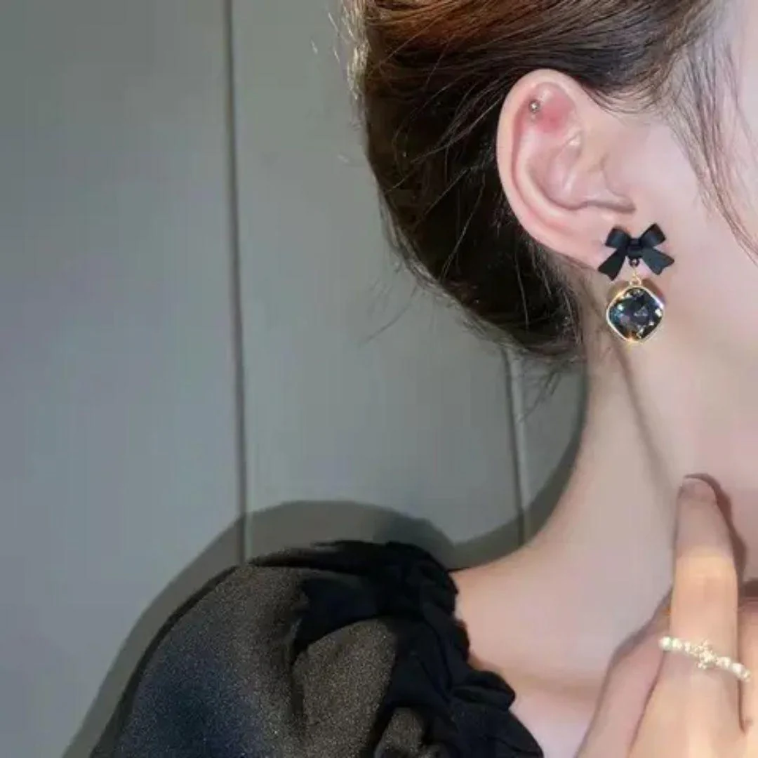 Dazzle Bow Earring - Image 3