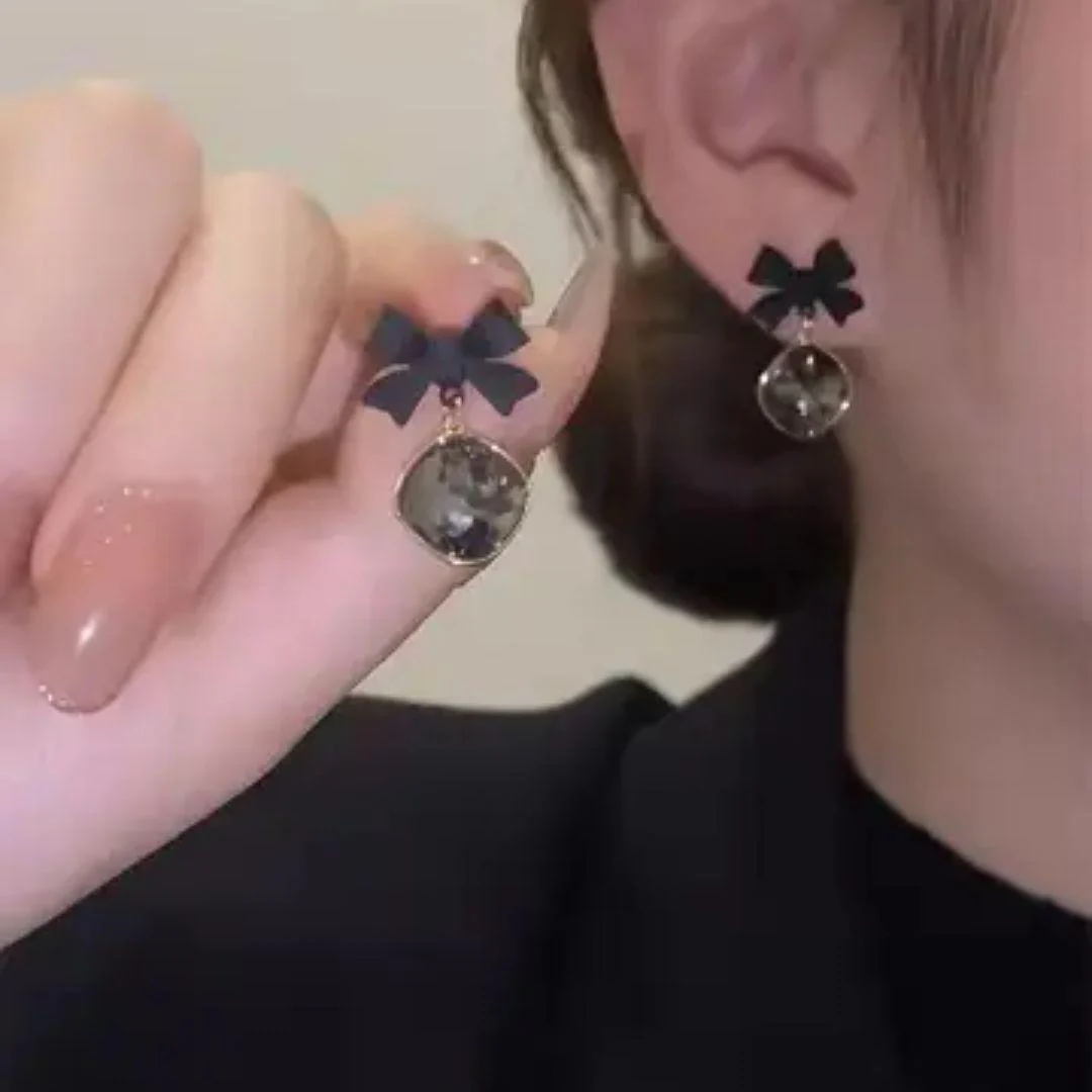 Dazzle Bow Earring - Image 4